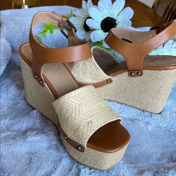 Elegant Tan and Cream Wedge Sandals - Picture 7 of 8